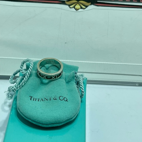 - Tiffany and Co. Atlas Ring size6 in silver 925. Comes with pouch and box. - Picture 13 of 14